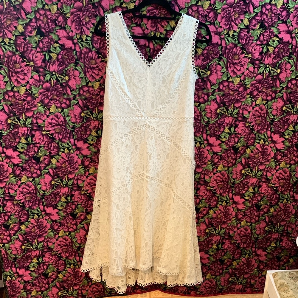 Gorgeous soft white lace NM Neiman Marcus hi/low maxi dress. EUC. Sz 8.
